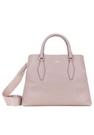 Sac à main en cuir rose avec poignées courtes, bandoulière ajustable, surface texturée et quincaillerie métallique argentée. Logo de la marque affiché en évidence.