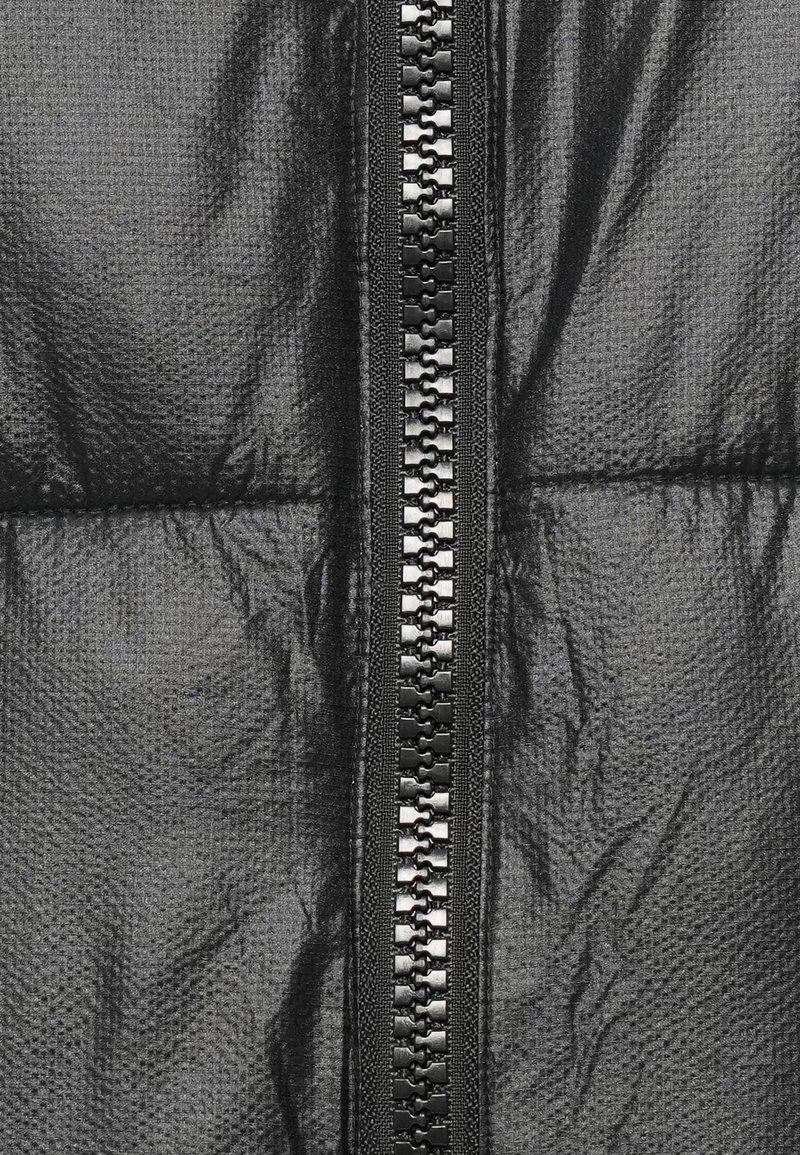 Czarna, pikowana kurtka puchowa z centralnym zamkiem błyskawicznym. Zamek ma czarne ząbki oraz teksturowany, błyszczący materiał z delikatnym wzorem.
