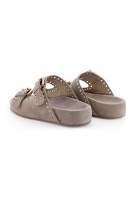 Grijze suède platformsandalen met uitsnijdingen en accenten in goudkleur. Getextureerde zool met een vlakke basis voor comfort.