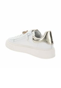 Witte sneaker met een textuur leer bovenkant, metallic zilveren hielkap en ritsdetail aan de zijkant, met een witte rubberen zool.