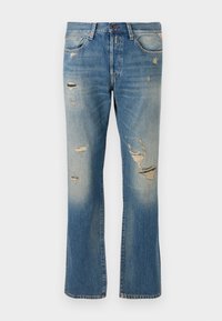 Jeans in denim azzurro chiaro con vestibilità rilassata, caratterizzati da dettagli strappati e toppe sfilacciate, con design classico a cinque tasche e chiusura con bottone.