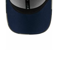 Casquette bleu marine avec une visière incurvée, dotée d'une bande intérieure noire et d'un motif camouflé subtil le long du bord de la visière. Tissu résistant.