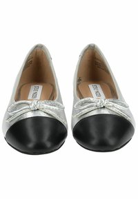 Ballerines synthétiques argentées avec un bout arrondi noir, ornées d'un petit nœud argenté. Texture lisse avec des couleurs contrastées.