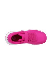 Felroze atletische schoen met een bovenwerk van mesh, een gevoerde tong, veters en een klittenbandsluiting. De zool is wit met roze accenten.