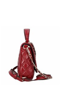 Rote gesteppte Lederhandtasche mit einer Kettenriemen, die eine strukturierte Form, glänzende Textur und einen kleinen oberen Griff zum bequemen Tragen aufweist.