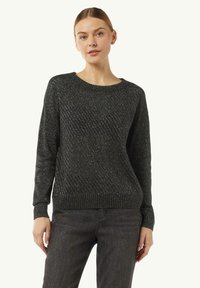 Czarny sweter z teksturowanym wzorem w diamenty, z okrągłym dekoltem i prążkowanymi mankietami. Wykonany z błyszczącego materiału z różnorodnymi odbiciami światła.