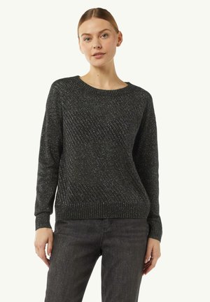 Czarny sweter z teksturowanym wzorem w diamenty, z okrągłym dekoltem i prążkowanymi mankietami. Wykonany z błyszczącego materiału z różnorodnymi odbiciami światła.