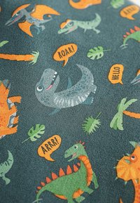 Stof med farverige tegneserie-dinosaurer på en mørkegrøn baggrund, med talebobler der viser legende ord som "BRØL!" og "HEJ!"