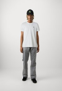Abercrombie & Fitch - CREW 3 PACK - Basic T-shirt - beige/bright white/sky captain Thumbnail Image 1