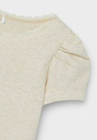Beige ribbet kortermet topp med puffede ermer og rund hals med blonder. Glatt tekstur med subtile flekker gjennom hele.