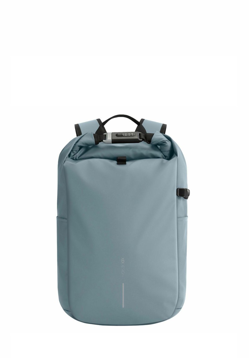 Grå ryggsäck med rullåsdesign, tillverkad av vattentåligt material. Har justerbara remmar, en framficka och ett handtag på toppen.