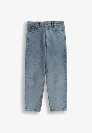 Jasnoniebieskie proste jeansy z denimu z przodu na guziki, zamek błyskawiczny i pięcioma kieszeniami, ułożone płasko na białym tle.