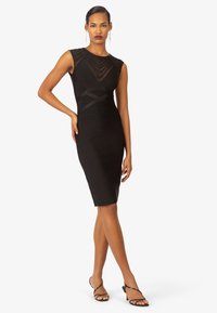 Schwarzes ärmelloses Kleid mit strukturiertem Oberteil, taillierter Silhouette und knielanger Saumlänge. Mit horizontalen und vertikalen Designlinien.