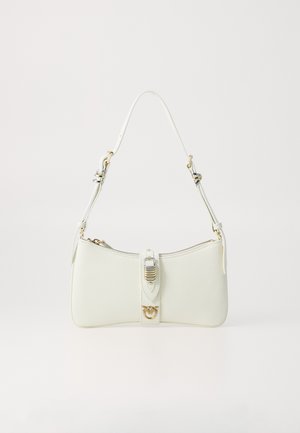 Valge nahkarmatuur ümara kujuga, millel on tõmblukk, dekoratiivsed metallist detailid ja lühike reguleeritav rihm.