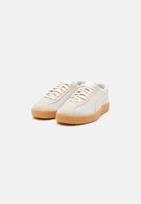 Ljusfärgade sneakers i mocka och syntetmaterial, med en strukturerad yta, sula i gummigummi och snörning.