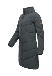 Mörkgrå vadderad vinterjacka med hög krage, dragkedja framtill, två sidofickor och ribbade mudddekorationer; har en logotyp på ärmen.