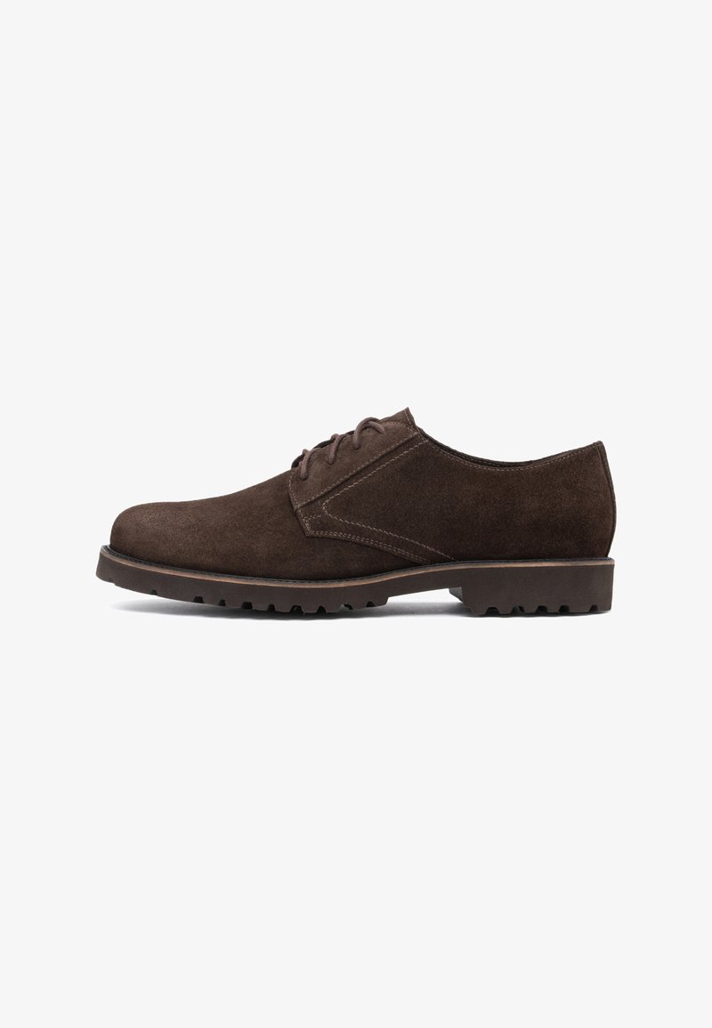 Chaussure à lacets en daim marron pour homme, avec un petit talon et une semelle épaisse crantée, vue de profil sur fond blanc.