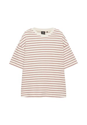 Junger Mann mit lockigem braunem Haar, der ein weißes T-Shirt mit dünnen horizontalen roten Streifen trägt und leicht zur Seite schaut.