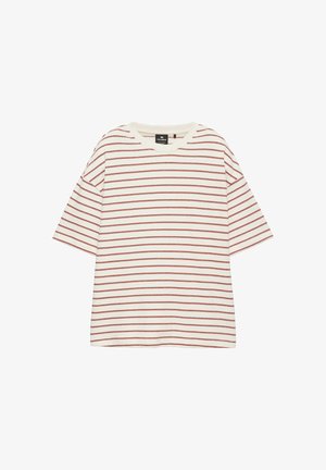 Junger Mann mit lockigem braunem Haar, der ein weißes T-Shirt mit dünnen horizontalen roten Streifen trägt und leicht zur Seite schaut.