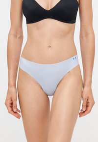 Lichtblauwe vrouwen bikini onderstuk met een gladde textuur en een lage taille, met een klein blauw logo aan de zijkant.