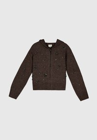 Sweat-shirt brun zippé en matière tricotée, avec une finition texturée dotée de perles noires et des poignets et un ourlet côtelés.