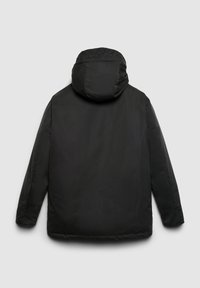 Doudoune noire avec capuche, présentant une texture lisse et légèrement brillante ainsi qu'un design matelassé. Manches et ourlet à coupe droite.