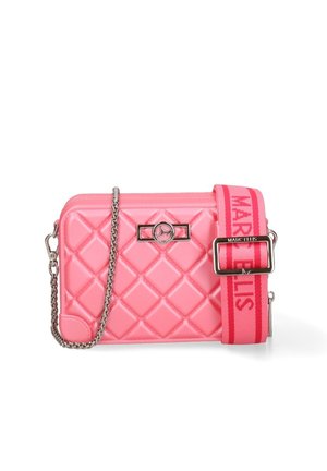 Petit sac bandoulière matelassé rose avec une bandoulière chaîne argentée et une large bandoulière en tissu rose portant l'étiquette "Marc Ellis" en rouge.