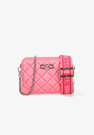 Petit sac bandoulière matelassé rose avec une bandoulière chaîne argentée et une large bandoulière en tissu rose portant l'étiquette "Marc Ellis" en rouge.