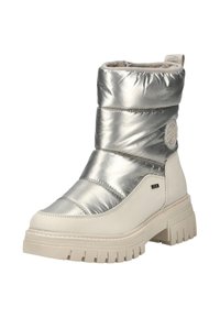 Silbernes gepolstertes Knöchelschuh mit weißer Gummisohle, ausgestattet mit einer strukturierten Oberfläche, einem runden Logo-Patch und einem gepolsterten Kragen.