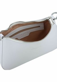 Borsa a tracolla in pelle bianca con una texture liscia, chiusura con zip e scomparti interni. Presenta un marchio impresso all'interno e all'esterno.