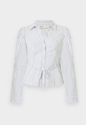 Bílá košile s dlouhým rukávem na knoflíky s tenkými vertikálními námořnicky modrými pruhy, s límečkem, zavazováním vpředu v pase a přiléhavým střihem.