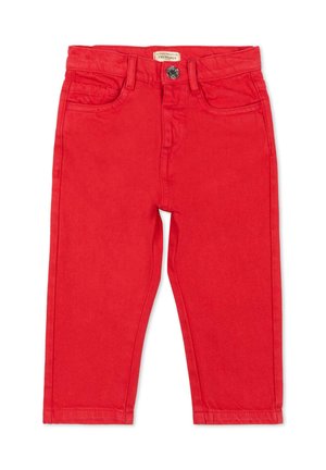Pantaloni rossi per bambino piccolo con tasche anteriori, passanti per cintura, chiusura con bottone metallico ed etichetta del marchio visibile sul cinturino.