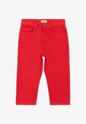 Pantalon rouge pour tout-petit avec poches avant, passants pour ceinture, fermeture par bouton en métal et étiquette de marque visible à la taille.