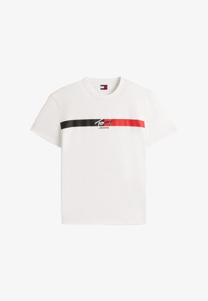 Fehér rövid ujjú póló fekete és piros vízszintes csíkkal a mellkasnál, középen "Tommy Jeans" felirattal.