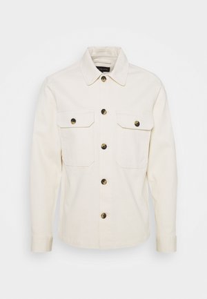 Off-white langærmet skjortejakke med knaplukning foran, to brystlommer med knapper og klassisk krave.