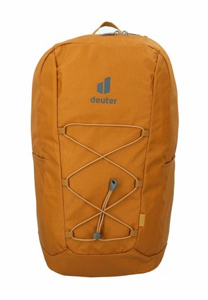 Orangefarbenes Stoff-Rucksack mit einem einfachen Design, ausgestattet mit einem vorderen Bungee-Gurtsystem, Logodruck und Seitentasche. Insgesamt glatte Textur.