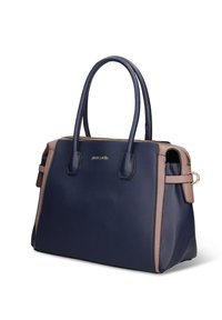 Blauwe leren handtas met een gestructureerde afwerking, voorzien van beige accenten, twee handgrepen, een ritssluiting en een gouden logo op de voorkant.