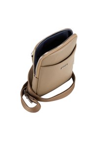 Borsa a tracolla in pelle marrone con chiusura a zip, rivestimento interno blu navy, tasca frontale e tracolla regolabile. Design semplice e rettangolare.