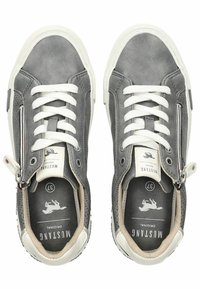 Baskets en cuir gris avec des lacets blancs, panneaux latéraux perforés et une fermeture éclair sur le côté. Comprend une doublure intérieure noire et une semelle en caoutchouc.