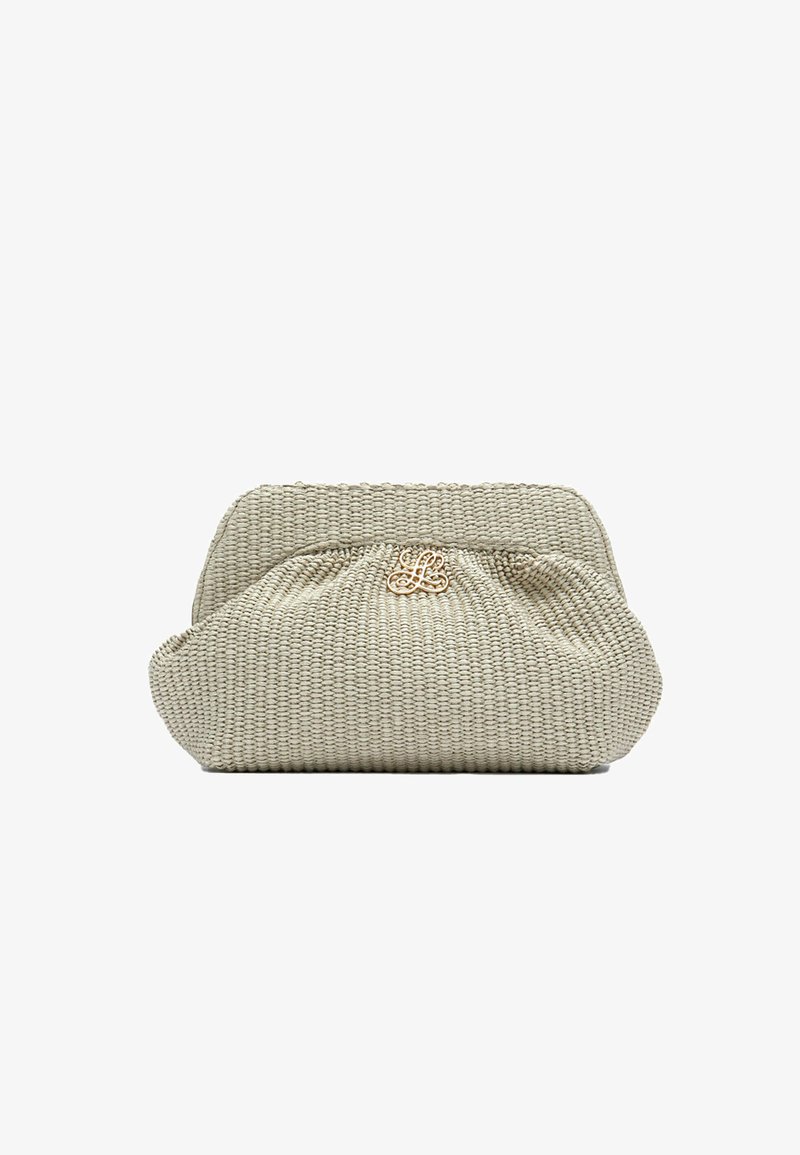 Pochette tissée beige avec emblème monogramme doré, design en tissu froncé et cadre rectangulaire structuré sur fond blanc.