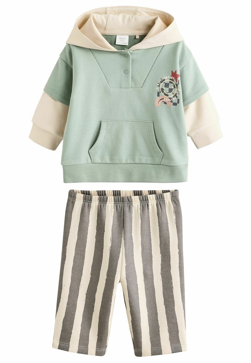 Kapuzensweatshirt in Mintgrün mit cremefarbenen Akzenten und Fronttasche, kombiniert mit gestreiften Shorts in Grau und Creme. Weicher Baumwollmix.