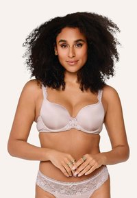 Reggiseno imbottito rosa chiaro con dettagli in pizzo e spalline regolabili. Tessuto liscio con un accento floreale al centro. Slip in pizzo a rete.