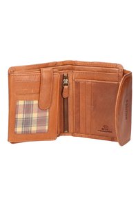 Portafoglio in pelle marrone con uno scomparto per le carte a motivo tartan, una tasca con zip e più slot per carte. Etichetta di protezione RFID visibile. Superficie strutturata.