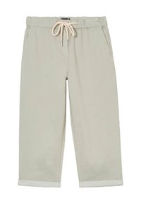 Pantalons courts vert clair avec une taille à cordon de serrage, comprenant des poches latérales et des ourlets roulés. Fabriqués en tissu doux et texturé.