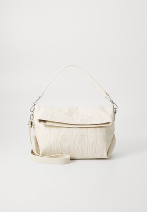 Borsa a spalla color crema con motivo floreale ricamato. Presenta una patta superiore e una tracolla regolabile. Texture morbida e forma elegante.