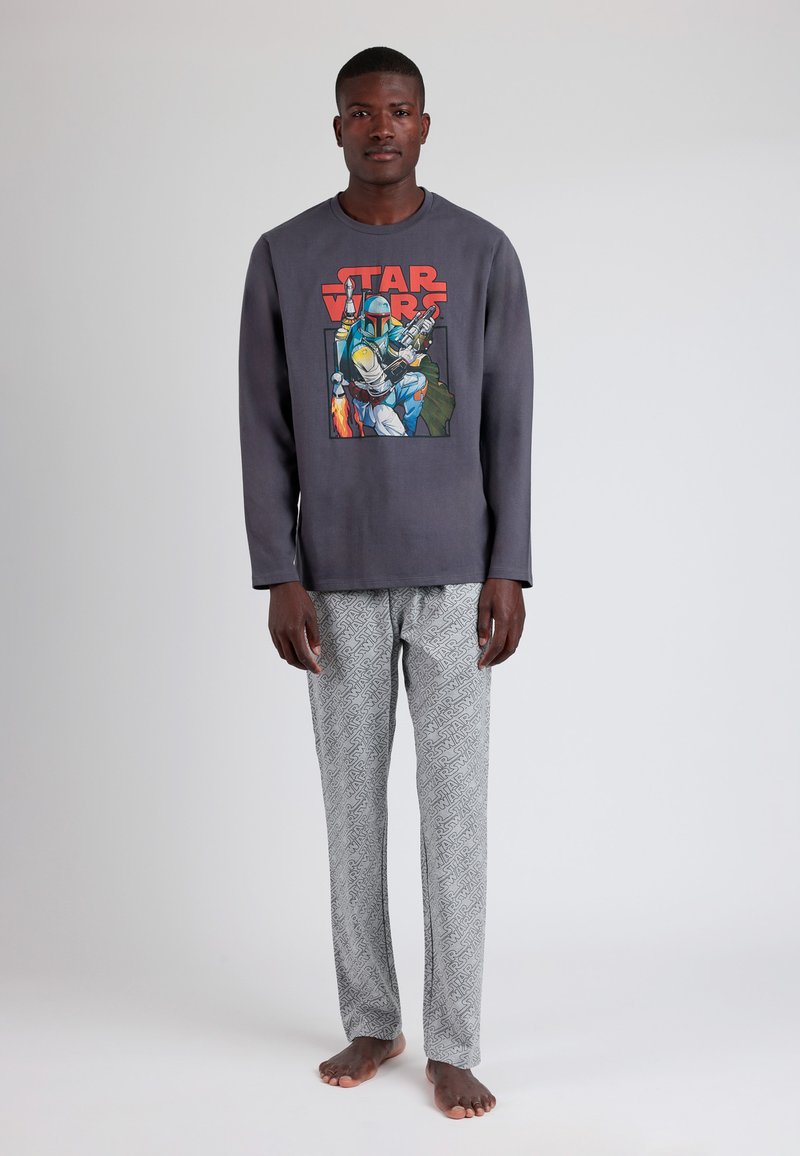 Camisa gris de manga larga con un gráfico colorido de "Star Wars". Pantalones de pijama grises con un patrón que presenta un diseño geométrico repetido.