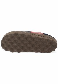 Hnědá gumová podrážka s texturovaným povrchem, zdobená vlnitým vzorem a značkou. Barevný textilní svršek viditelný po straně.