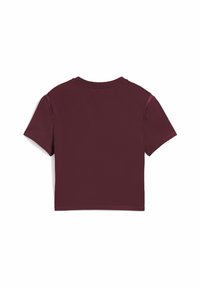 Jednostavni maroon kratki krojeni T-shirt položen ravno, prikazuje stražnju stranu s vidljivim detaljima šava.