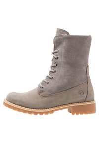 Stivaletti in suede grigio alla caviglia con punta rotonda, occhielli in metallo e suola in gomma tan a contrasto. Presentano un logo sul lato e una parte superiore texturizzata.