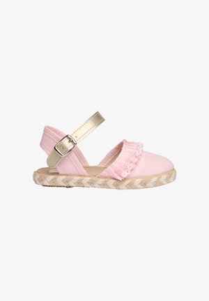Sandal de esparto rosa con parte superior de tela texturizada, borde con volantes y correa para el tobillo de metal dorado. Suela de cuña trenzada similar al yute.